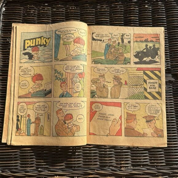 Dennis The Menace No. 28 Paper Airplane Cover Golden‎ Age Comic - Picture 4 of 8